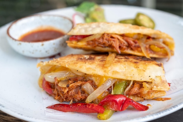 Quesadilla de porco defumado Tortilha de farinha grelhada caseira recheada com 8 horas Fleur Carne de porco defumada em casa