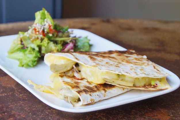 La quesadilla es un platillo mexicano que consiste en una tortilla de maíz o trigo, doblada por la mitad y rellena.