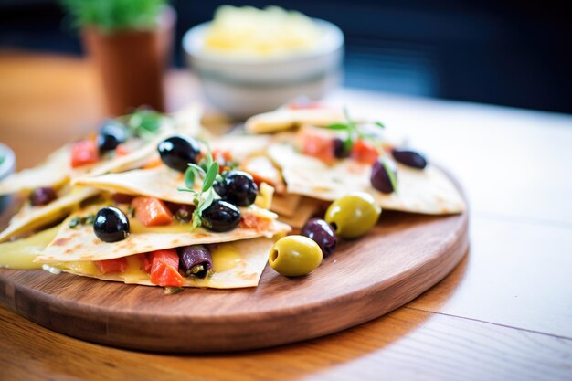 Foto quesadilla estilo nacho con queso y aceitunas