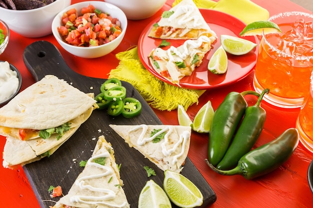 Quesadilla fatiada com recheio de queijo, frango e pico de gallo.