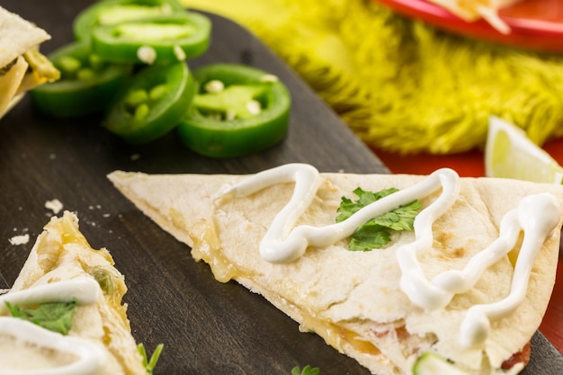 Quesadilla fatiada com recheio de queijo, frango e pico de gallo.