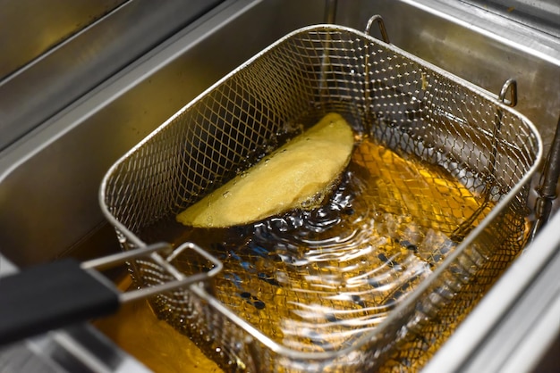 Quesadilla de maíz frita en aceite para tacos en un restaurante mexicano