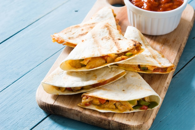 Quesadilla mexicana com frango e queijo