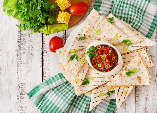 Quesadilla mexicana com frango, milho e pimentão e salsa