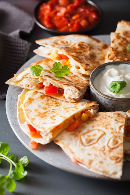 Quesadilla mexicana com frango, tomate, milho e queijo