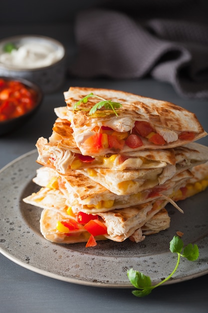 Quesadilla mexicana com frango, tomate, milho e queijo