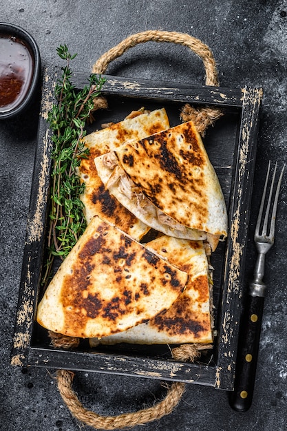 Quesadilla mexicana com frango, tomate, milho e queijo.