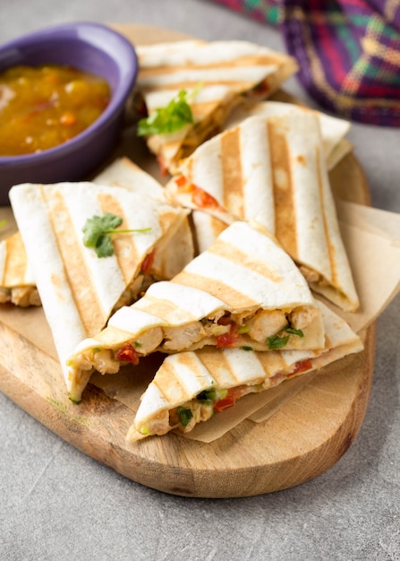 Foto quesadilla mexicana com frango, tomate, queijo e molho grelhado.