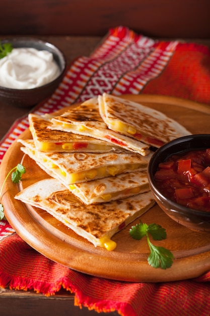 Quesadilla mexicana com queijo milho e tomate