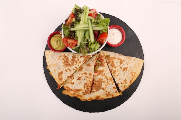 Quesadilla mexicana con deliciosas verduras y salsas