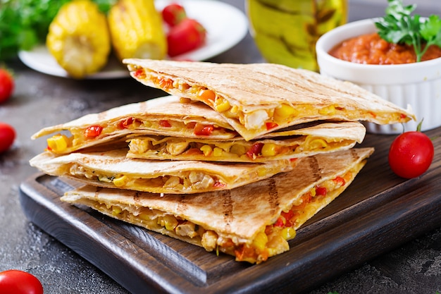 Quesadilla mexicana envuelta con pollo, maíz y pimiento dulce y salsa de tomate.