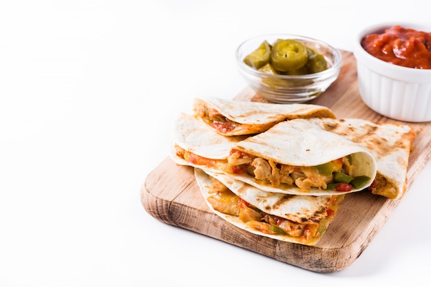 Quesadilla mexicana con pollo, queso y pimientos, aislado