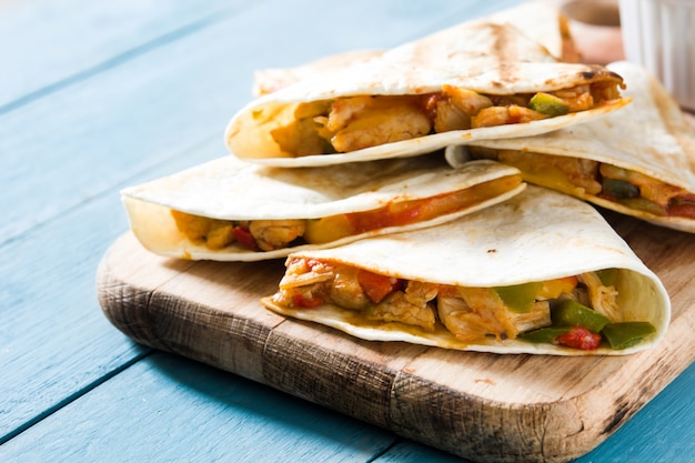 Quesadilla mexicana con pollo y queso