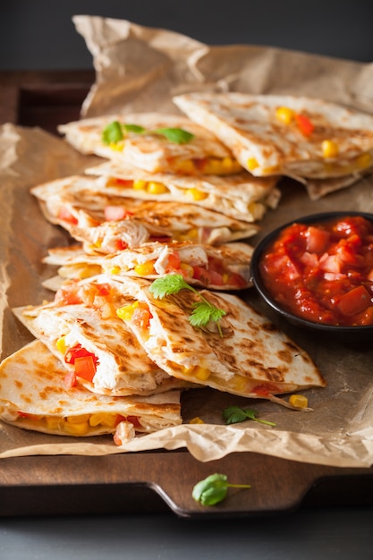 Quesadilla mexicana con pollo, tomate, maíz dulce y queso.