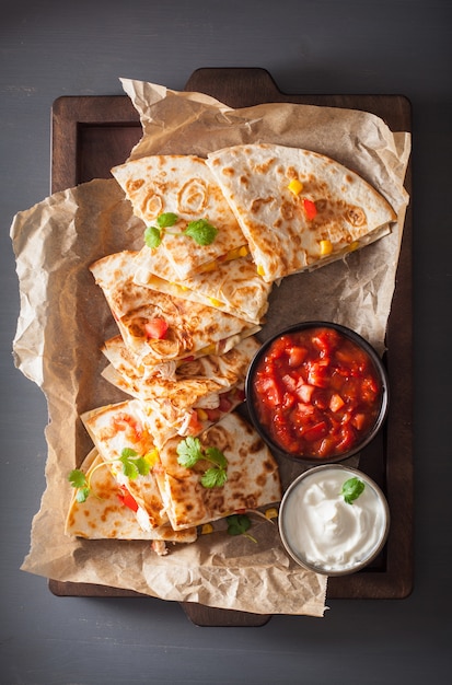 Quesadilla mexicana con pollo, tomate, maíz dulce y queso.