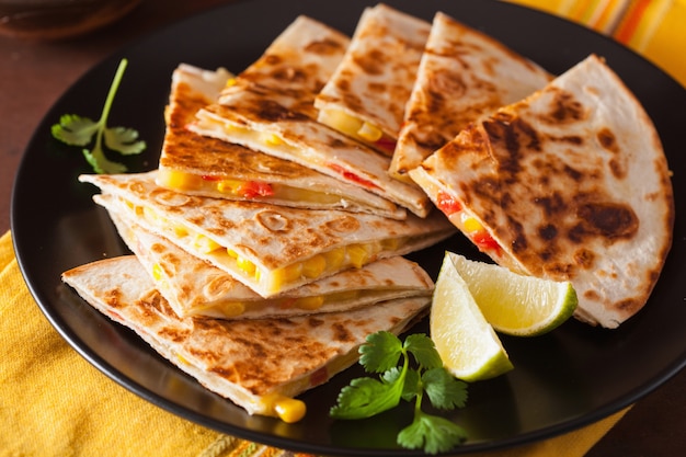 Quesadilla mexicana con queso de tomate y maíz dulce