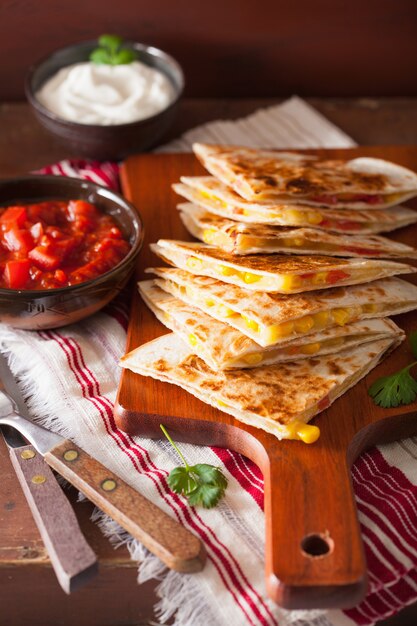 Quesadilla mexicana con queso de tomate y maíz