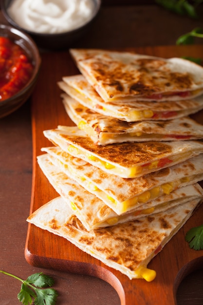 Quesadilla mexicana con tomate y queso