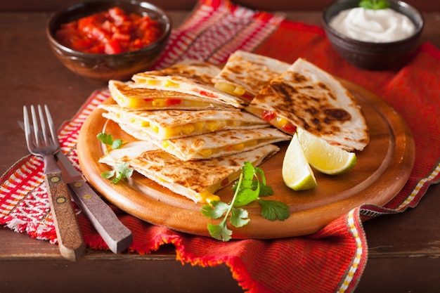 Quesadilla mexicano com tomate e queijo