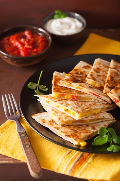 Quesadilla mexicano com tomate e queijo