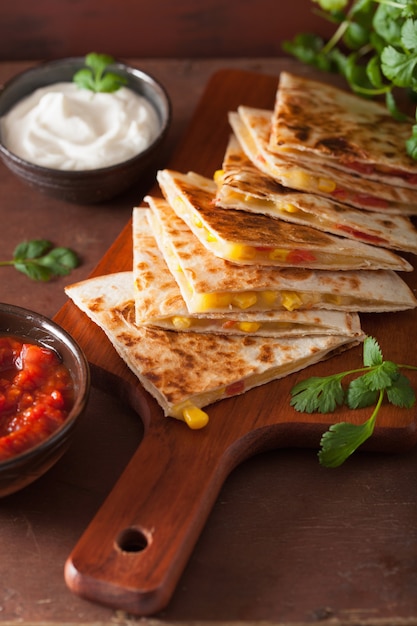 Quesadilla mexicano com tomate e queijo