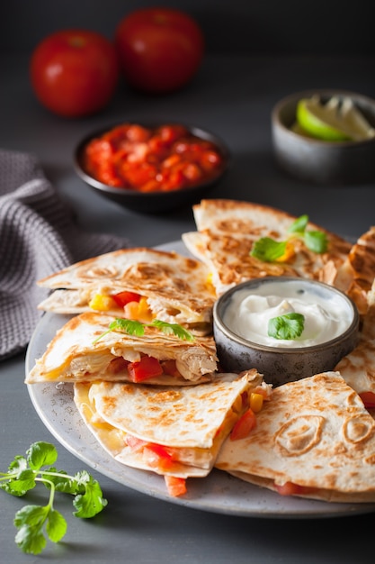 Quesadilla mexicano com tomate e queijo