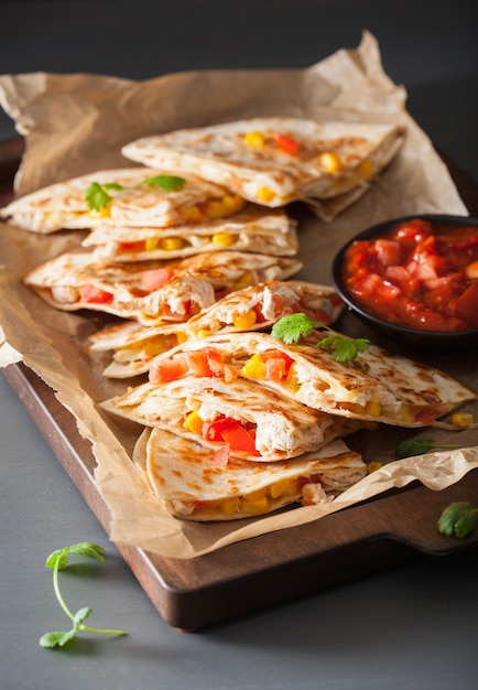 Quesadilla mexicano com tomate e queijo