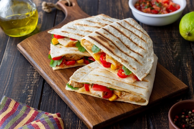 Quesadilla mit Huhn, Tomaten, Mais, Käse und Chili. Mexikanische Nahrung. Fast Food.