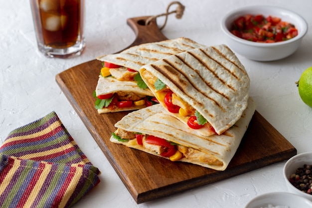 Quesadilla mit Huhn, Tomaten, Mais, Käse und Chili. Mexikanische Nahrung. Fast Food.
