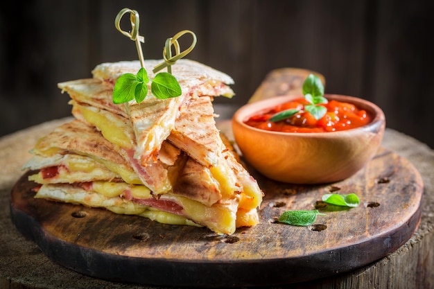 Quesadilla picante feita de tortilha com queijo e presunto