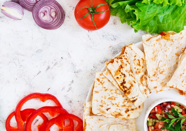 Quesadilla con pollo y maíz en blanco.