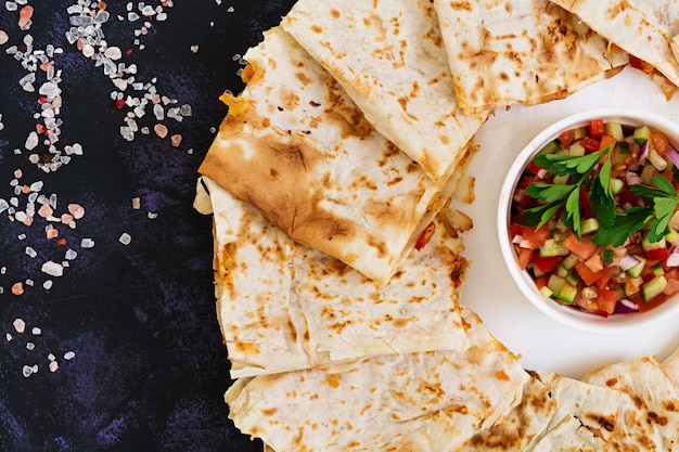 Foto quesadilla con pollo y maíz oscuro.