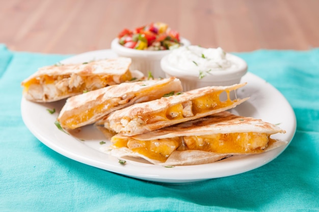 quesadilla de pollo con salsa