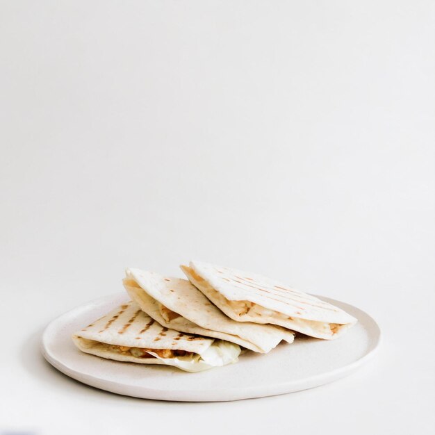 Foto quesadillas em fundo branco