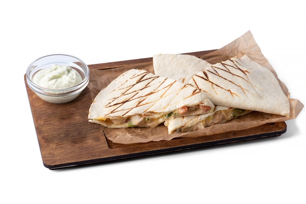 Quesadillas em prato de madeira com molho, em prato branco, para delivery, fast food