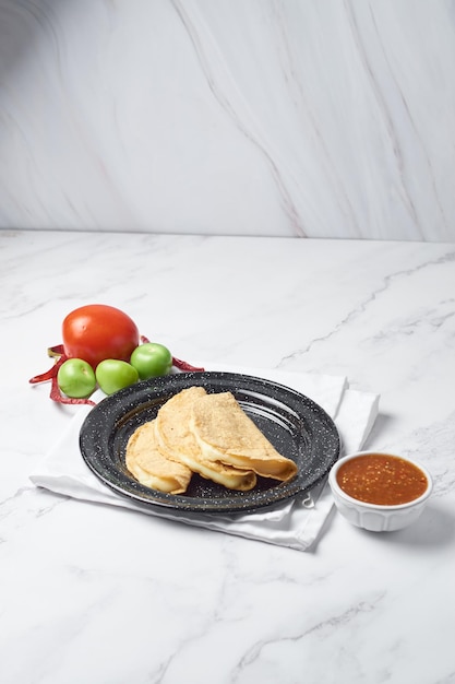 Quesadillas feitas com tortilhas de milho e recheadas com queijo Comida mexicana caseira