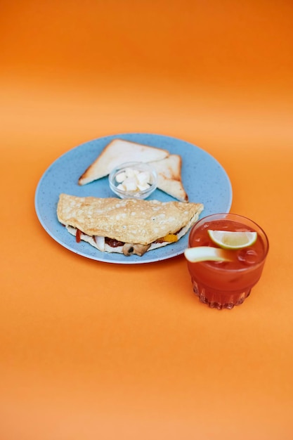 Quesadillas y tostadas de pan en un plato azul sobre un fondo naranja. Comida nacional mexicana.