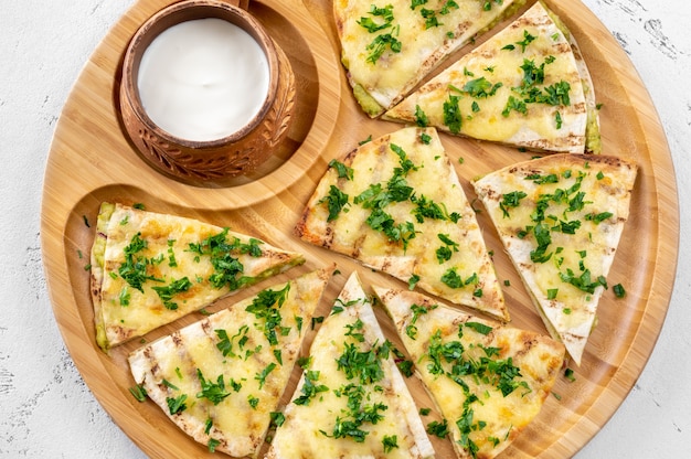 Quesados - aperitivo mexicano guarnecido com creme de leite