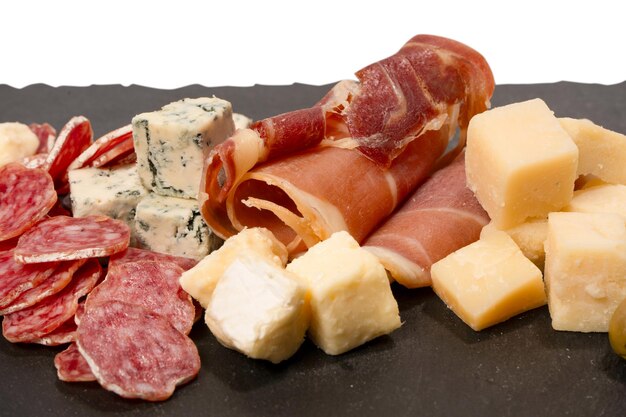 Queso, aceitunas, salami y jamón aislados sobre un fondo blanco