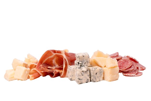 Queso, aceitunas, salami y jamón aislados sobre un fondo blanco