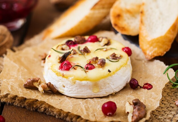 Queso al horno Camembert con arándanos y nueces