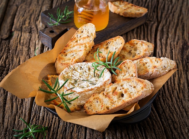 Queso al horno Camembert con romero y miel