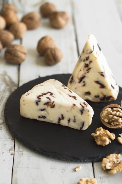 Queso de arándano y nuez en tablero de pizarra negra