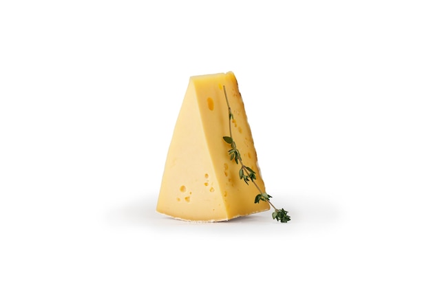Queso asiago aislado Pedazo de sabroso queso italiano en blanco con romero