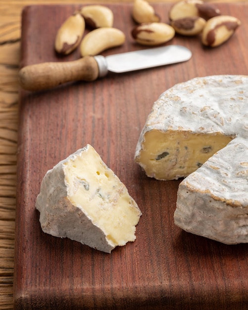 Queso azul Bofete artesanal brasileño con nueces sobre mesa de madera