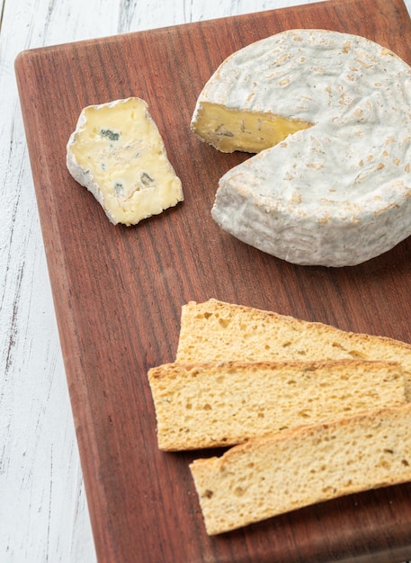 Queso azul Bofete artesanal brasileño con tostadas sobre mesa de madera