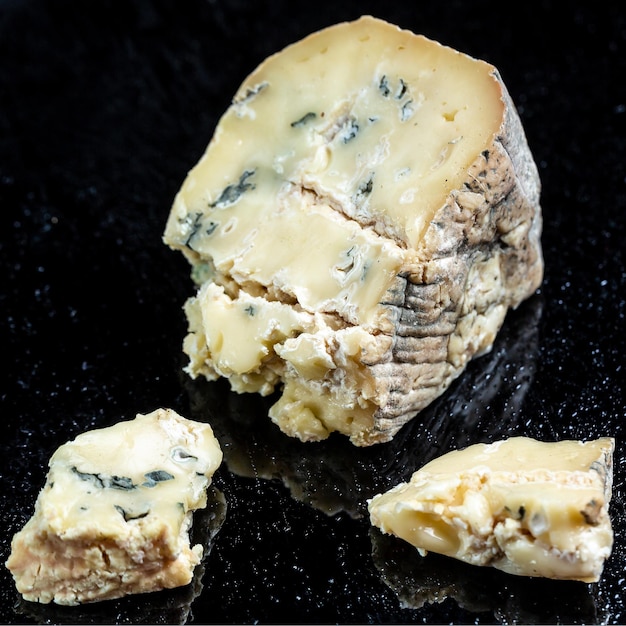 Queso azul gorgonzola o dorblu roquefort cambozola stilton ingrediente saludable snack plato de queso vista superior copia espacio para texto fondo de alimentos