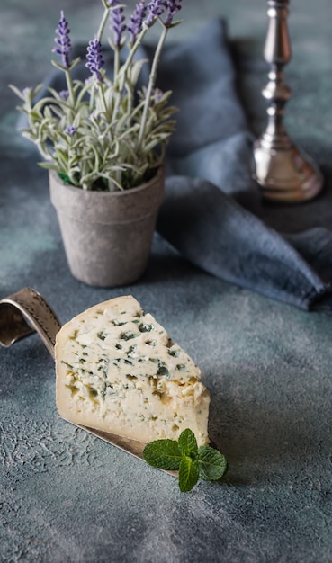 Queso azul con hojas de menta