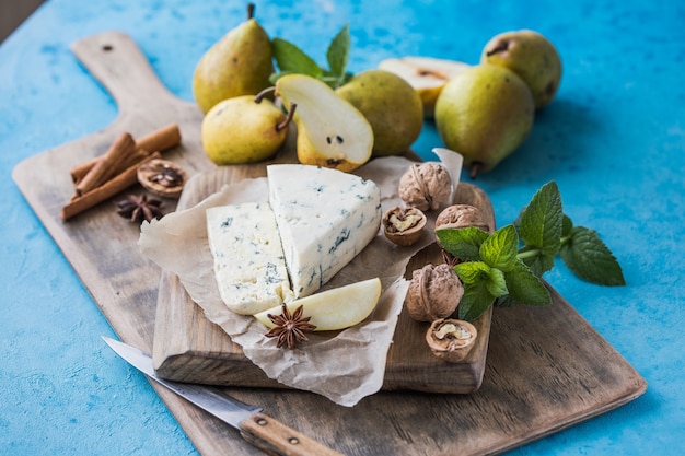 Queso azul italiano gorgonzola picant, elaborado con leche de vaca sin desnatar en el norte de Italia. Trozo de queso de moho azul danablu, roquefort con pera y nueces