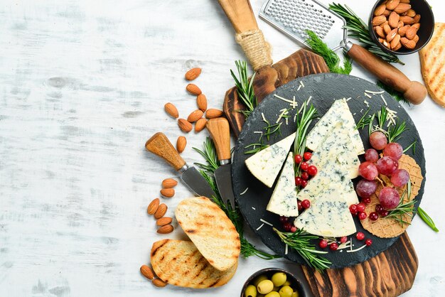 Queso azul con moho en un plato con bocadillos Estilo rústico Espacio de copia libre